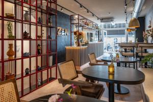 a restaurant with tables and chairs and a counter at Zen Kitchen & Boutique Hotel in Brouwershaven