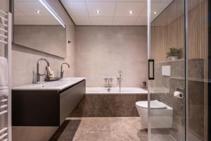 a bathroom with a toilet and a sink and a shower at Zen Kitchen & Boutique Hotel in Brouwershaven