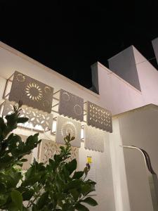 a building with lights on the side of it at Palazzo Flora in Collepasso