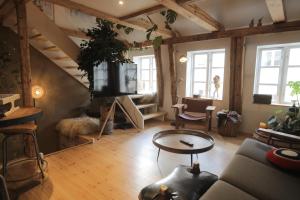 The Pink House Boho chic tesisinde bir oturma alanı