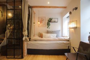 The Pink House Boho chic tesisinde bir odada yatak veya yataklar