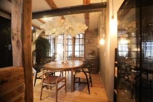The Pink House Boho chic tesisinde bir oturma alanı