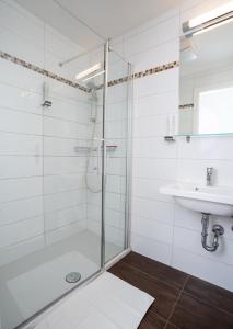 a bathroom with a shower and a sink at Lemon Living Self-Check-in in Ottensheim
