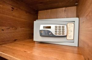a microwave sitting on top of a wooden wall at Lemon Living Self-Check-in in Ottensheim