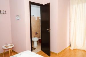 a bathroom with a black door leading to a toilet at Casa Dorin Capacitate Autocar in Borşa +36 photos