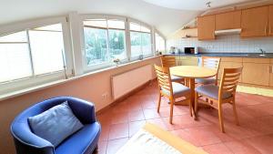 a kitchen with a table and two chairs and a table at Fewo Lavendel - mit Dachterrasse, Hund ist willkommen in Mariendorf
