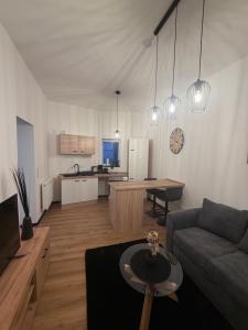 a living room with a couch and a table at Zauberhafte Erdgeschoss-Maisonettewohnung in Bovenden