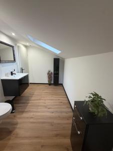 a bathroom with a sink and a white wall at Zauberhafte Erdgeschoss-Maisonettewohnung in Bovenden +6 photos