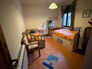 a bedroom with two twin beds and a crib at Casa la chimenea de Chinchón in Chinchón