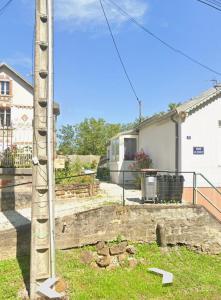 ein Holzpfahl im Hof eines Hauses in der Unterkunft GITE kass immo in Culmont