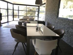 - une salle à manger avec une table et des chaises dans l'établissement Villa Canadeau, au Castellet