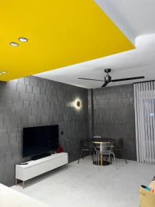 a living room with a yellow ceiling and a table at Panorama Nacional in Ávila