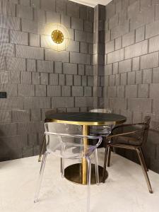 a black and gold table and chairs in a room at Panorama Nacional in Ávila