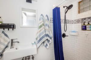 a bathroom with a sink and a shower at Huh's Lodge in San Francisco +19 photos