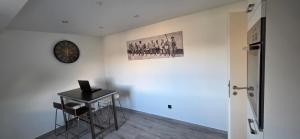 a room with a table and a clock on the wall at casa stadio2 in Leverkusen