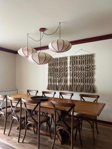 a dining room with a wooden table and chairs at Villa Casa do Canal in Apúlia