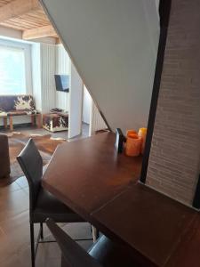 ein Holztisch und Stühle in einem Wohnzimmer in der Unterkunft markt 1 in Biervliet