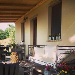 Agriturismo Sugheretello的阳台或露台
