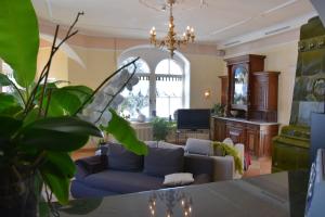 Gallery image of Hotel Schloesschen am See in Resia