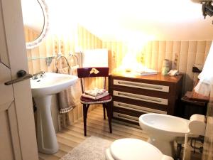 a bathroom with a sink and a toilet at Una casa ospitale con giardino in Castel SantʼAngelo +37 photos