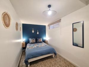 a bedroom with a bed and a mirror on the wall at L'escale Charliendine in Charlieu