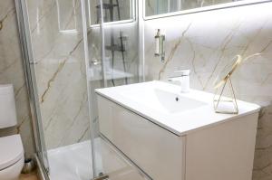 ein Badezimmer mit Waschbecken und Dusche in der Unterkunft Bronsliving in Schleiden