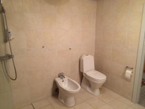 a bathroom with a toilet and a bidet at Lille værelse på 1 sal in Kolding
