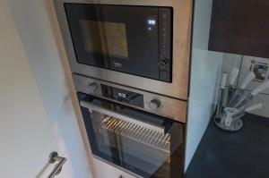 eine Mikrowelle, die auf einem Backofen steht in der Unterkunft Bronsliving in Schleiden + 10 Fotos