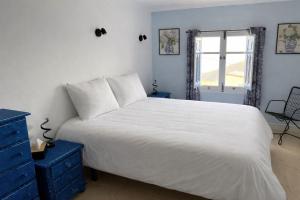 a bedroom with a large white bed and a window at Casa Mariscal Polopos in Polopos