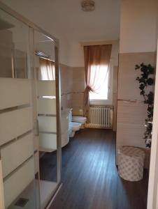 a small bathroom with two toilets and a window at Violetta in Minerbio +26 photos