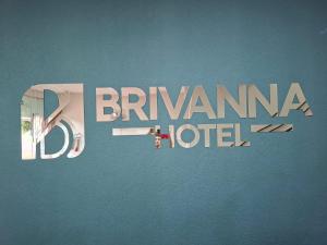 ein Schild für ein Bernama Hotel an einer Wand in der Unterkunft Hotel Brivanna in Campo Grande