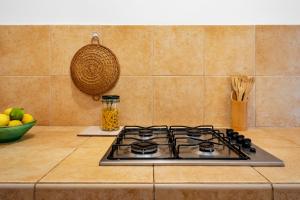 a stove top oven sitting on top of a kitchen counter at Villetta Patitari in Gallipoli