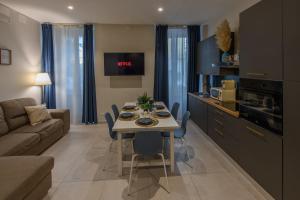 a kitchen and living room with a table and chairs at Bastioni Central Apartment in Civitavecchia