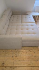 a white couch in a room with a table at Privatzimmer Hagen in Hagen