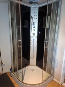eine Dusche in einer Ecke des Zimmers in der Unterkunft markt 1 in Biervliet + 18 Fotos