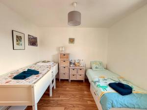 a bedroom with two beds and a dresser at Le cocon des familles - 2 Chambres in Vannes