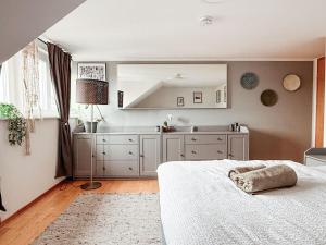 a bedroom with a white bed and a large mirror at Sky Maisonette Pirna Altstadt mit 2 Schlafzimmer und extra großem Wohn-Essbereich in Pirna