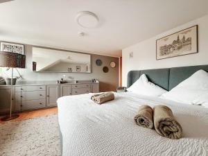 a bedroom with a white bed with towels on it at Sky Maisonette Pirna Altstadt mit 2 Schlafzimmer und extra großem Wohn-Essbereich in Pirna