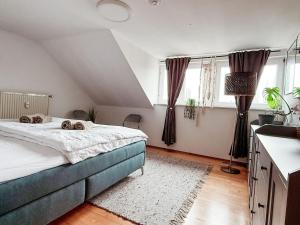 a bedroom with a large bed in a attic at Sky Maisonette Pirna Altstadt mit 2 Schlafzimmer und extra großem Wohn-Essbereich in Pirna