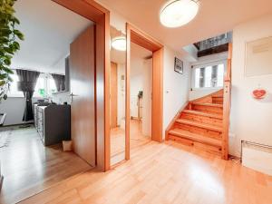 a hallway with wooden floors and a stairway at Sky Maisonette Pirna Altstadt mit 2 Schlafzimmer und extra großem Wohn-Essbereich in Pirna +8 photos