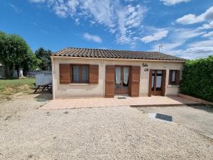 a small house sitting on top of a driveway at Ombre d'été in Ruoms +12 photos