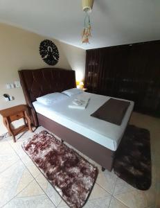 a bedroom with a large bed with a rug at Recanto Romig in Pomerode +18 photos