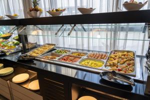 ein Buffet mit vielen verschiedenen Speisen in der Unterkunft Hotel Ben Batouta - Tanger in Tangier