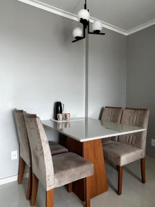 a dining room table with chairs and a white counter top at Apartamento confortável em Santarém in Santarém +13 photos