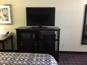 TV a/nebo společenská místnost v ubytování Pearsall Inn and Suites