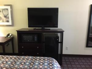 Televisor o centre d'entreteniment de Pearsall Inn and Suites