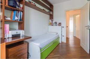 ein Zimmer mit einem Bett und einem Bücherregal in der Unterkunft Rainerio 06 in Fano