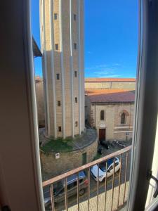 Blick aus einem Fenster auf ein großes Gebäude in der Unterkunft Rainerio 06 in Fano