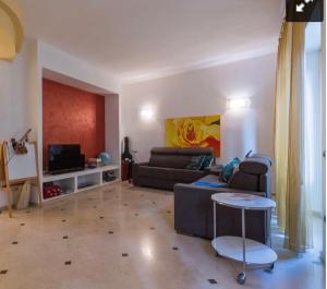 ein Wohnzimmer mit Sofa und Tisch in der Unterkunft Rainerio 06 in Fano