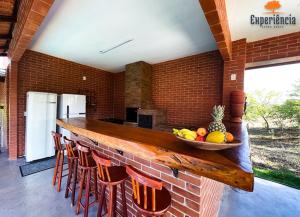 a kitchen with a counter with a bowl of fruit at Chácara Galileia in Trindade